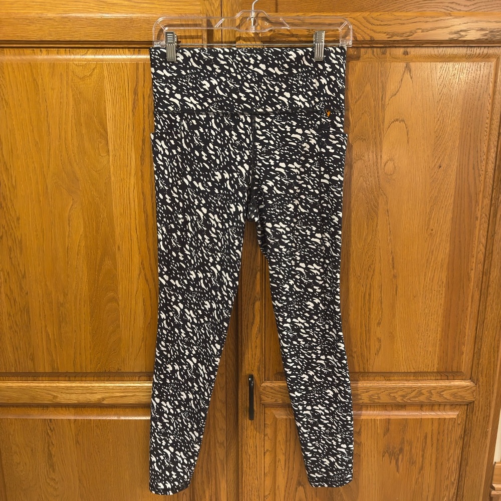ATHLETA salutation stash 7/8 black and White Patterned Leggings - Picture 6 of 6